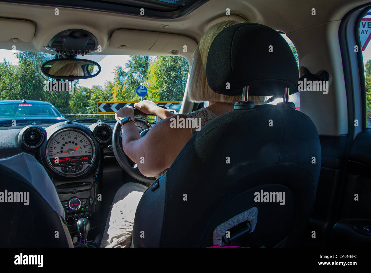 Woman driving a mini Banque de photographies et d'images à haute résolution  - Alamy