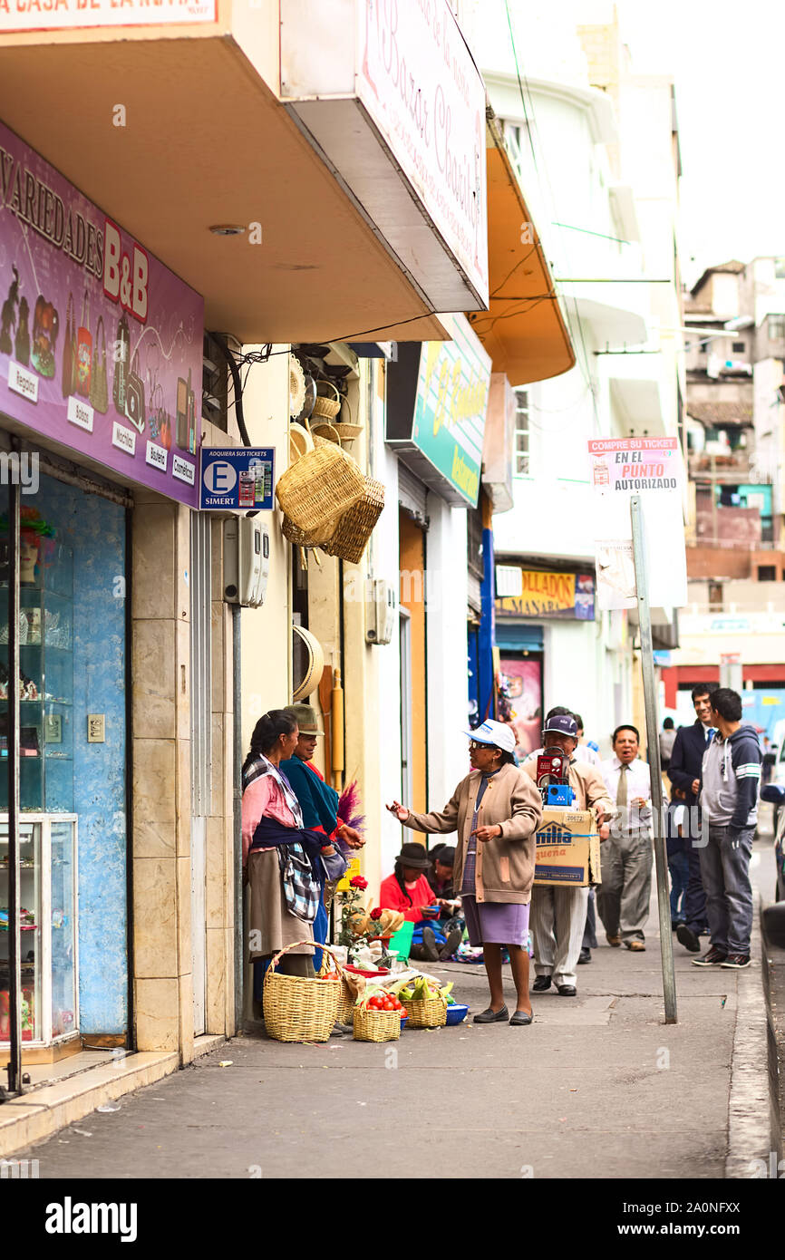 AMBATO, ÉQUATEUR - 9 avril, 2014 : des personnes non identifiées, la vente de légumes sur la rue Martinez le 9 avril 2014 à Ambato, Équateur. Banque D'Images
