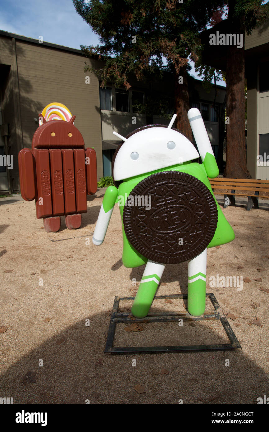 CUPERTINO, Californie, États-Unis - Nov 26th, 2018 Android : statues de pelouse avec Android de Google à l'Oreo Visitor Center Beta. Les statues de pelouse Android Banque D'Images