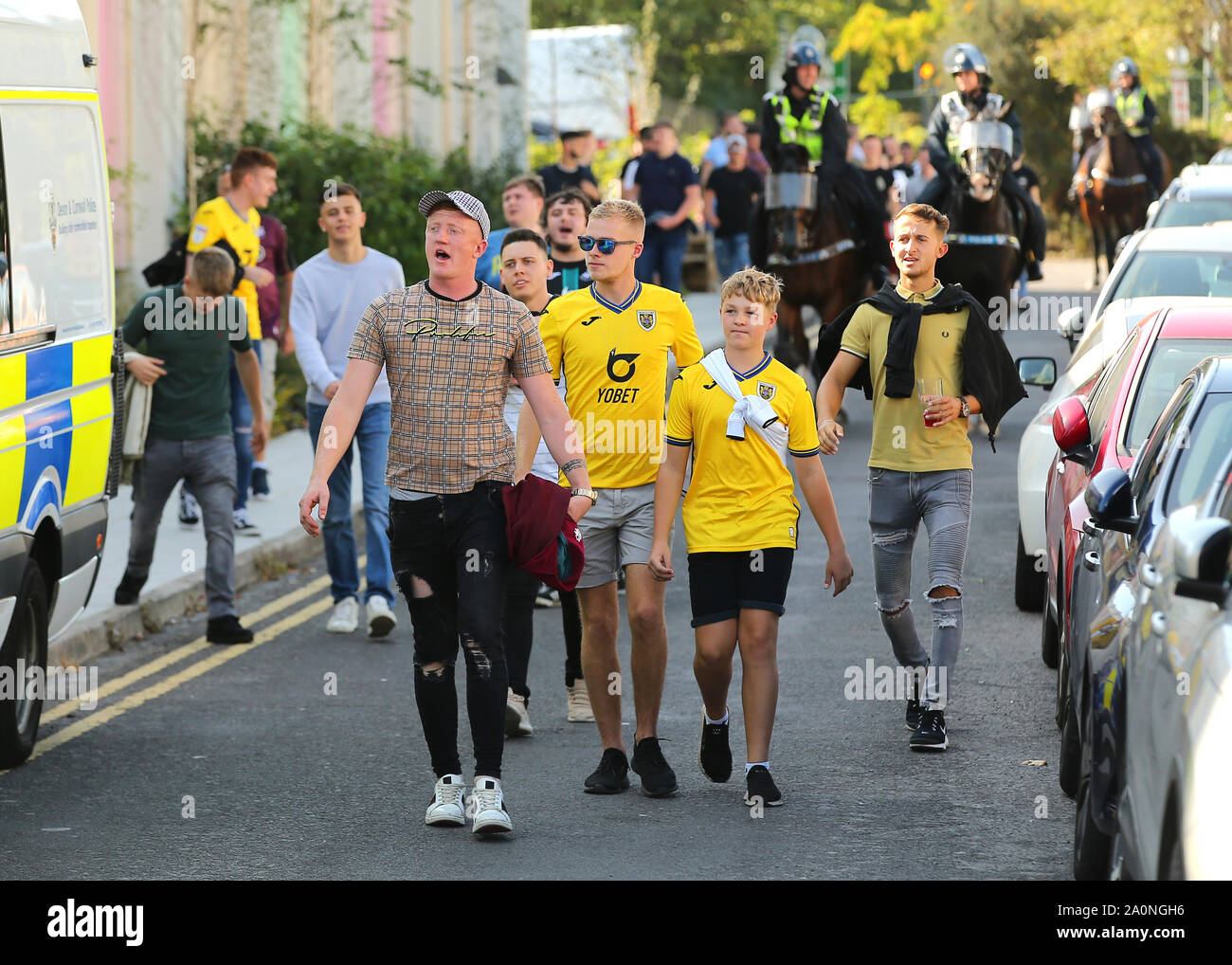 Swansea City fans font leur chemin vers le stade de la porte d'Aston avant le coup d'arrêt au cours de la Sky Bet Championship match à Ashton Gate, Bristol. Banque D'Images