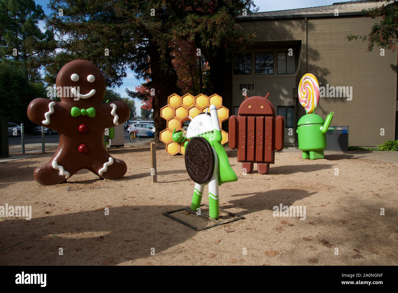 CUPERTINO, Californie, États-Unis - Nov 26th, 2018 Android : statues de pelouse au centre d'accueil de Google Beta. La pelouse Android statues sont une série de Banque D'Images