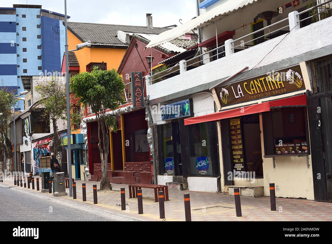 QUITO, ÉQUATEUR - 6 août 2014 : La Cantina snack-bar et Karukera Bar-Restaurant karaoké sur Jose Calama Street dans le quartier touristique de La Mariscal Banque D'Images
