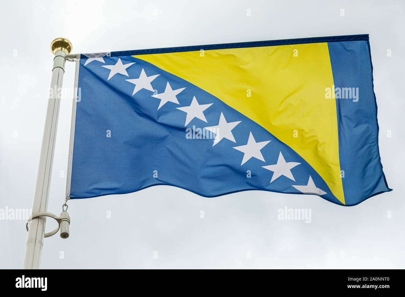 La Bosnie-Herzégovine drapeau jaune et triangulaire avec étoiles blanches Banque D'Images