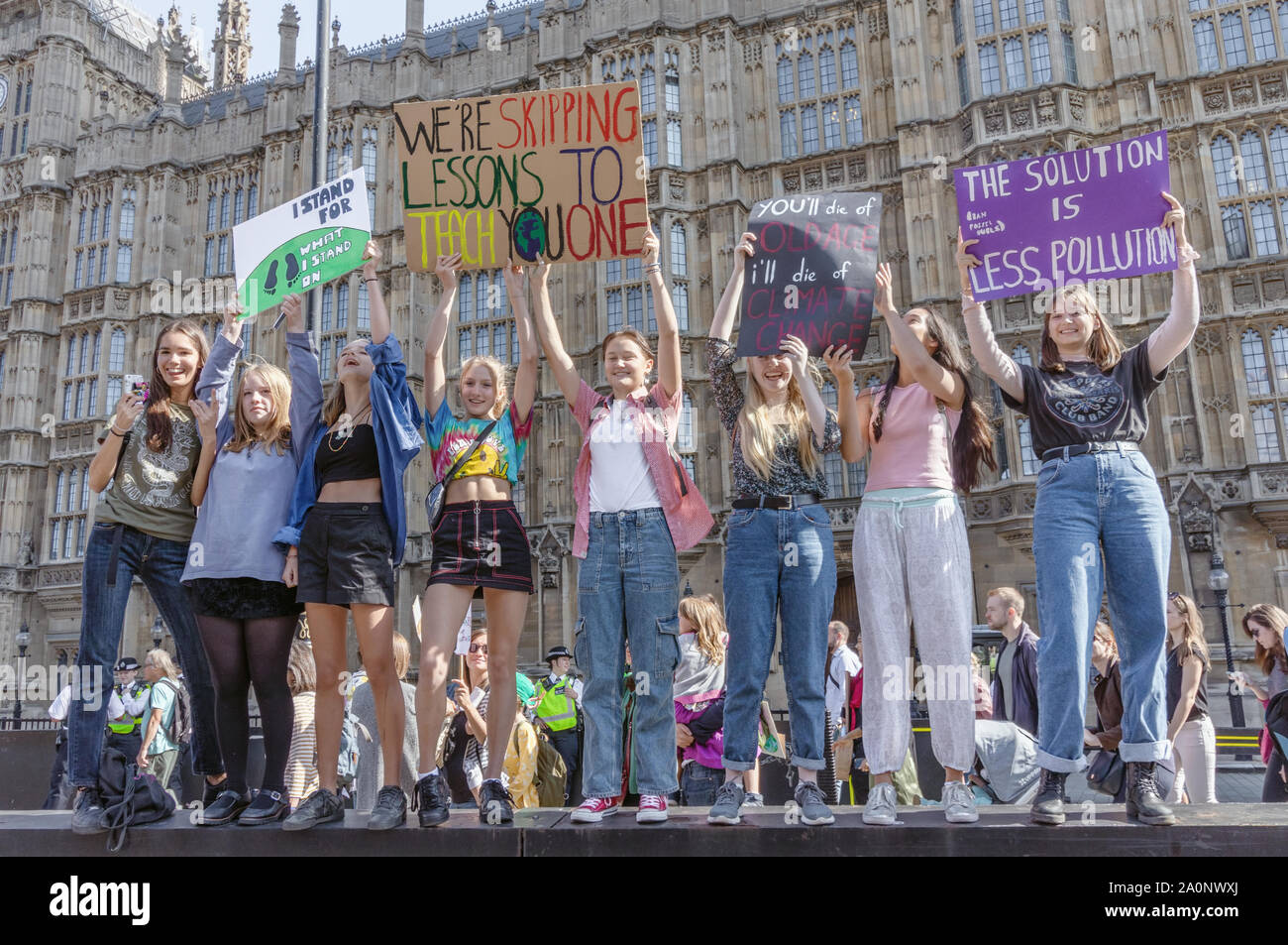 London / UK - 20 septembre 2019 - Groupe de femmes les manifestants grève manifestant contre le changement climatique à l'extérieur du Parlement à Westminster Banque D'Images