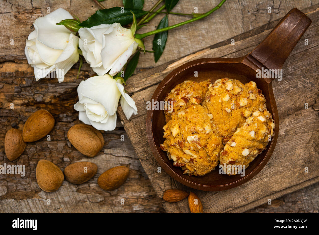 Biscuits aux amandes dans un bol sur la table rustique Banque D'Images