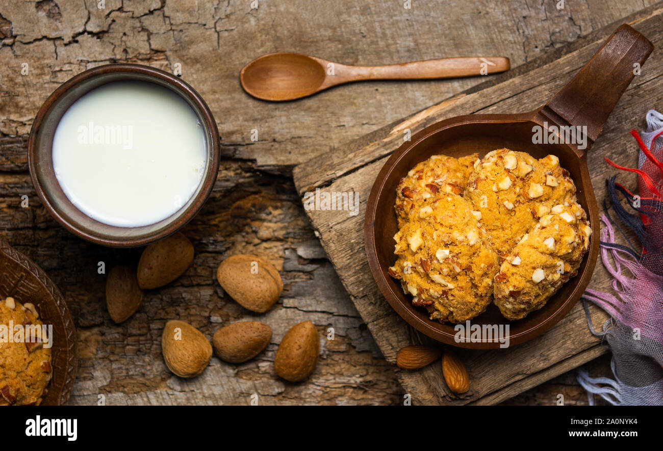 Biscuits aux amandes dans un bol sur la table rustique Banque D'Images