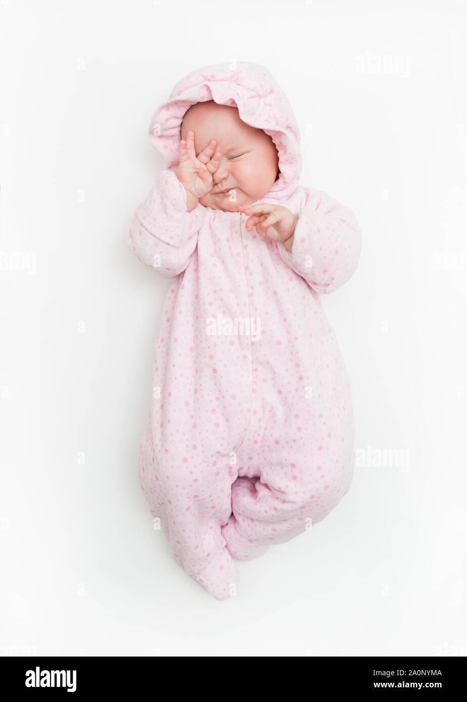 Mignon Bebe Vetue De Rose Ensemble Chaud Pour L Hiver Par Temps Froid Couvrez Votre Visage Avec Des Mains Photo Stock Alamy