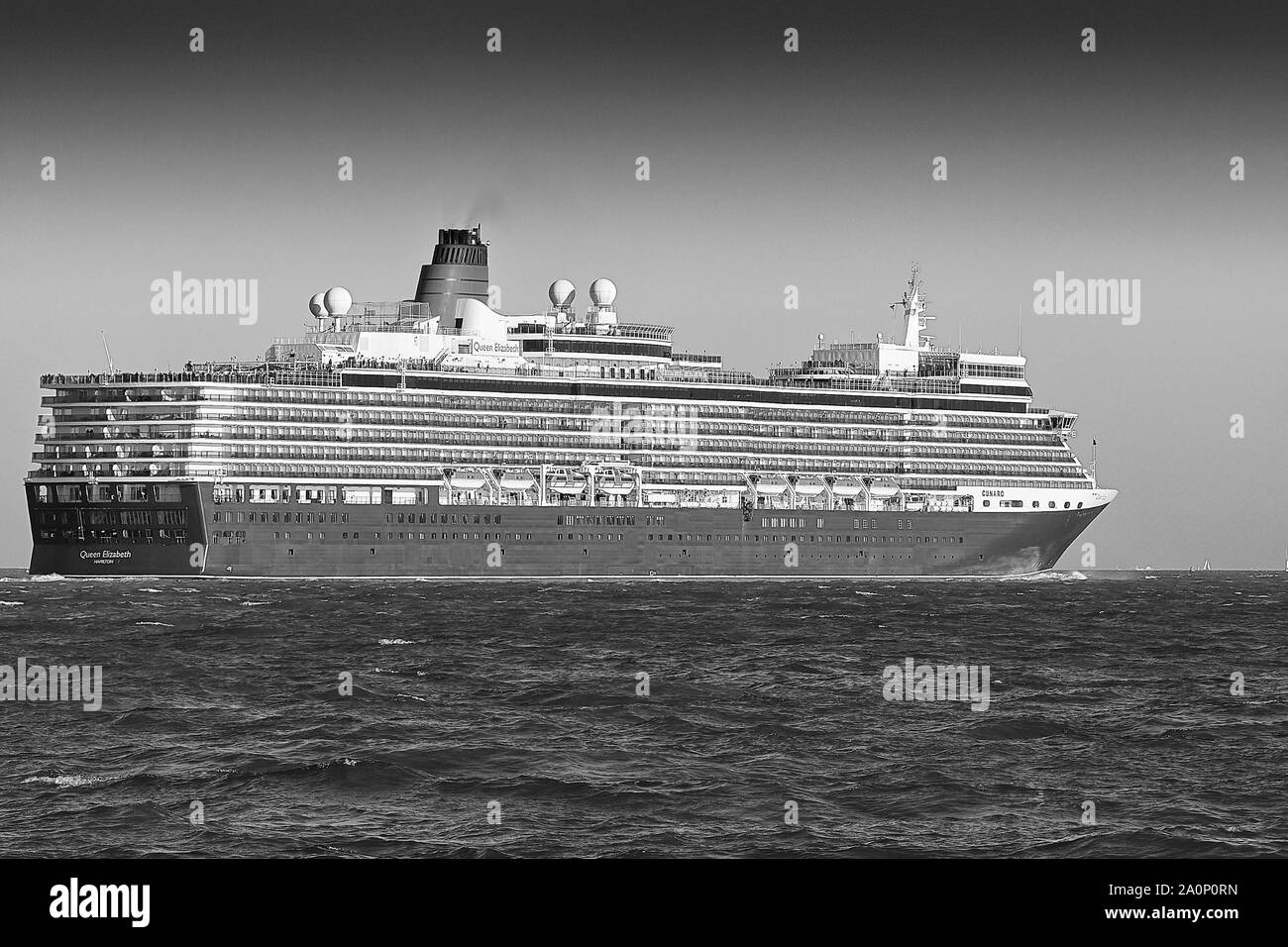 Photo en noir et blanc de la Cunard Cruise Ship, MME REINE ELIZABETH, quitte Southampton UK, pour la région de ville de Warnemünde, Allemagne. Banque D'Images