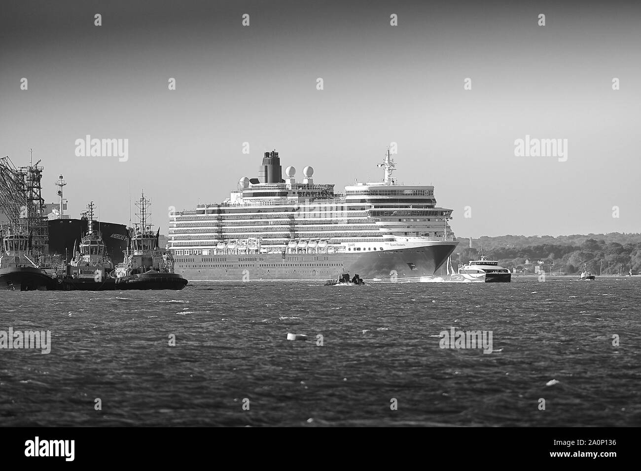 Photo en noir et blanc le navire de croisière Cunard, MS QUEEN ELIZABETH, quitte Southampton Royaume-Uni, pour la ville Baltique de Warnemünde, en Allemagne. Banque D'Images