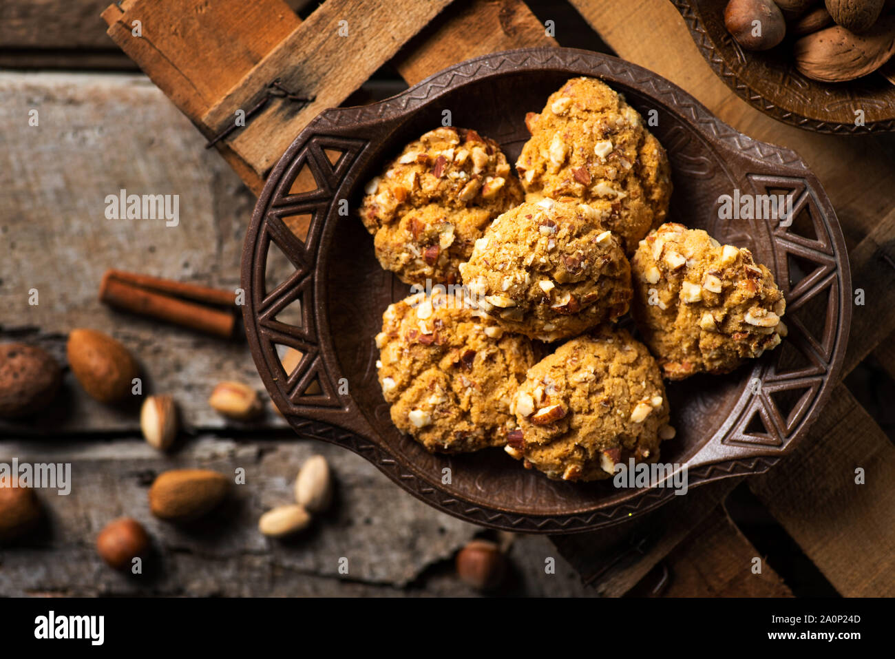 Biscuits aux amandes dans un bol sur la table rustique Banque D'Images