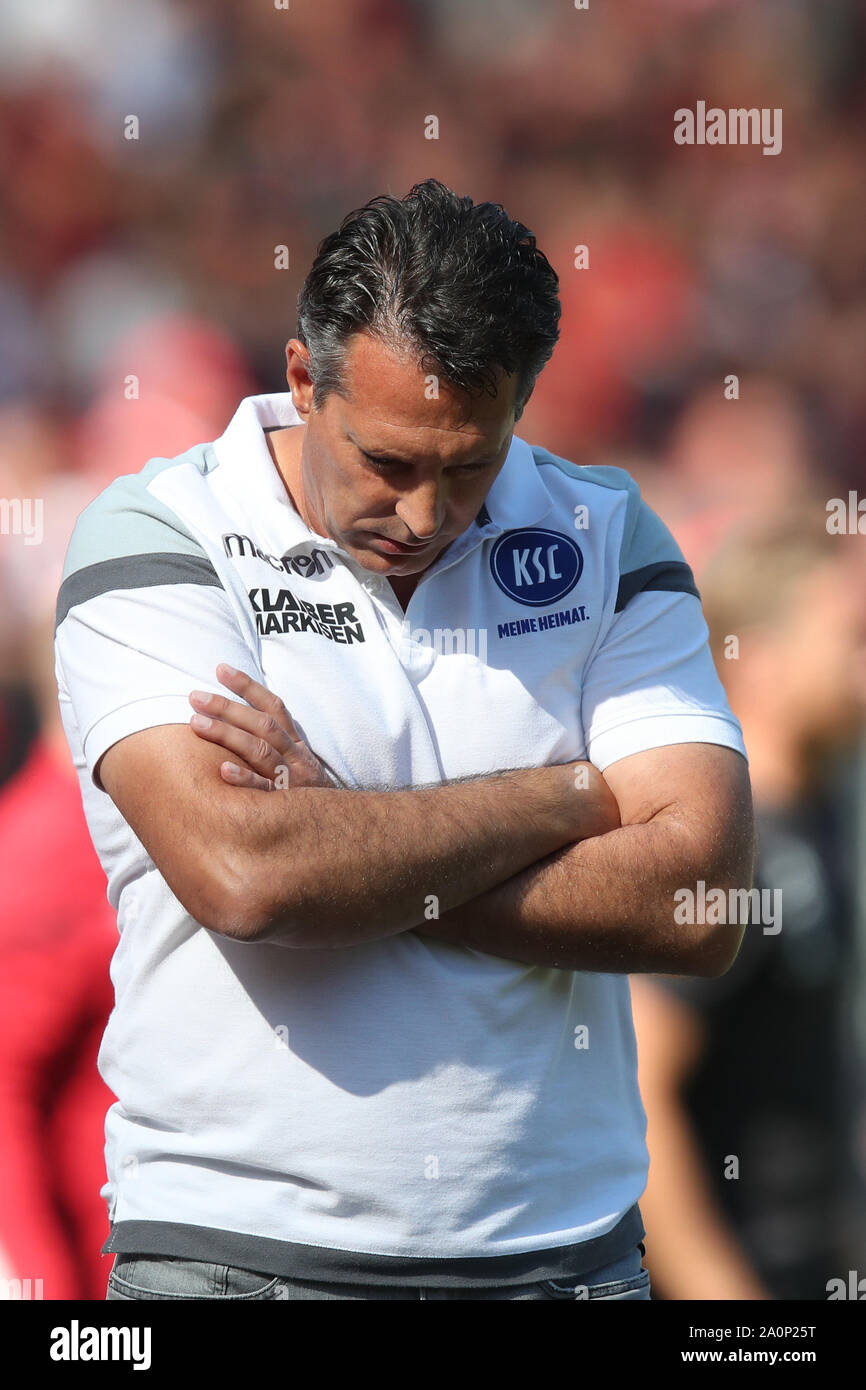 Nuremberg, Allemagne. Sep 21, 2019. Soccer : 2ème Bundesliga, 1er FC Nuremberg - Karlsruher SC, 7e journée à Max Morlock Stadium. Entraîneur Karlsruhe Alois Schwartz des gestes sur la touche. Crédit : Daniel Karmann/DPA - NOTE IMPORTANTE : en conformité avec les exigences de la DFL Deutsche Fußball Liga ou la DFB Deutscher Fußball-Bund, il est interdit d'utiliser ou avoir utilisé des photographies prises dans le stade et/ou la correspondance dans la séquence sous forme d'images et/ou vidéo-comme des séquences de photos./dpa/Alamy Live News Banque D'Images