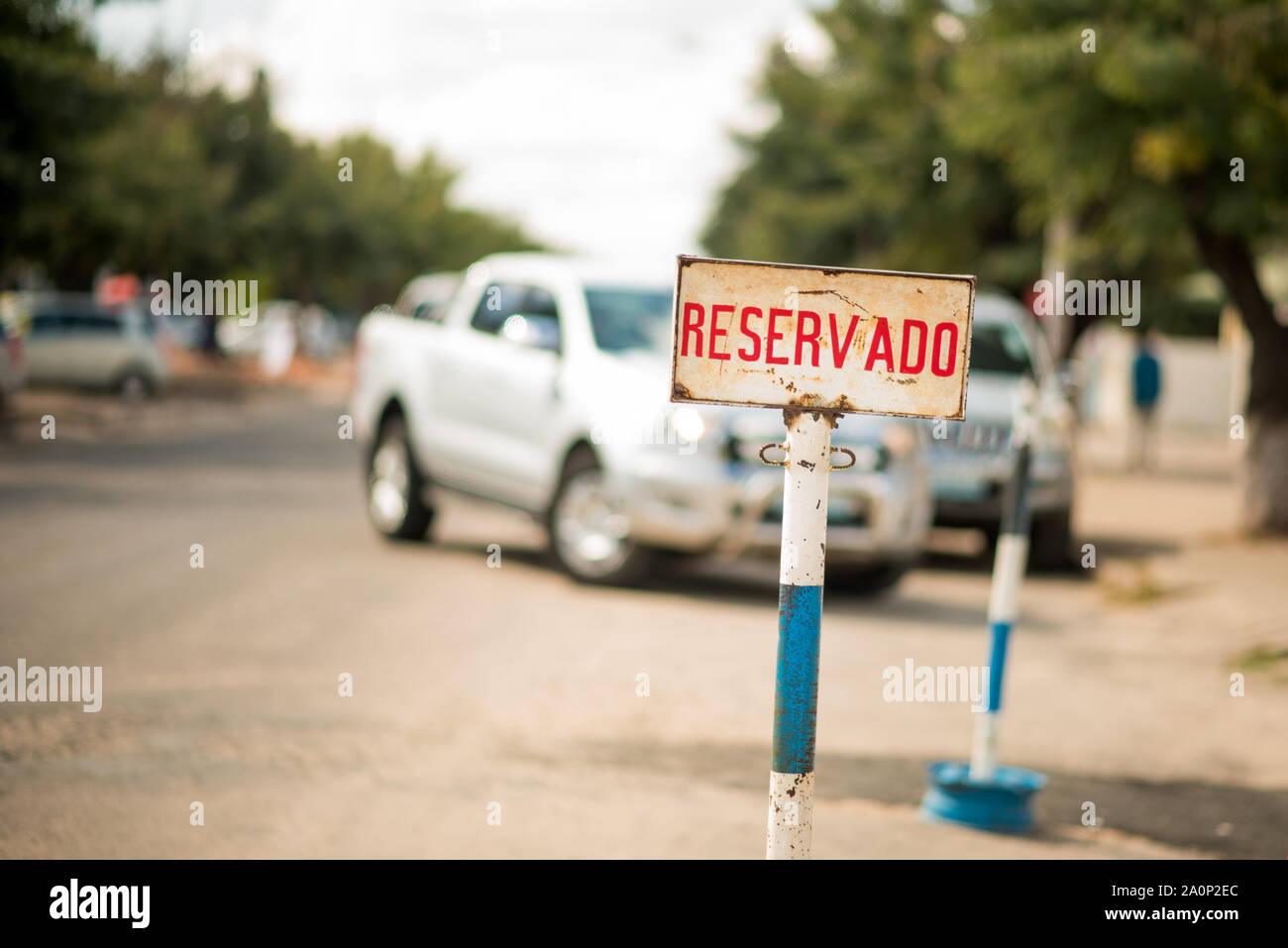 Un Portugais réservés (reservado) signe dans un parking en bordure de la ville de Nampula, Mozambique, Afrique du Sud Banque D'Images