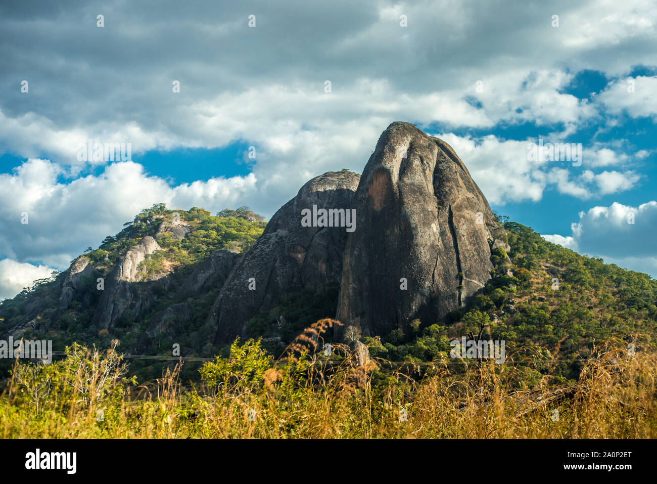 Une colline d'énormes rochers en saillie dans les campagnes rurales du Mozambique, l'Afrique Banque D'Images