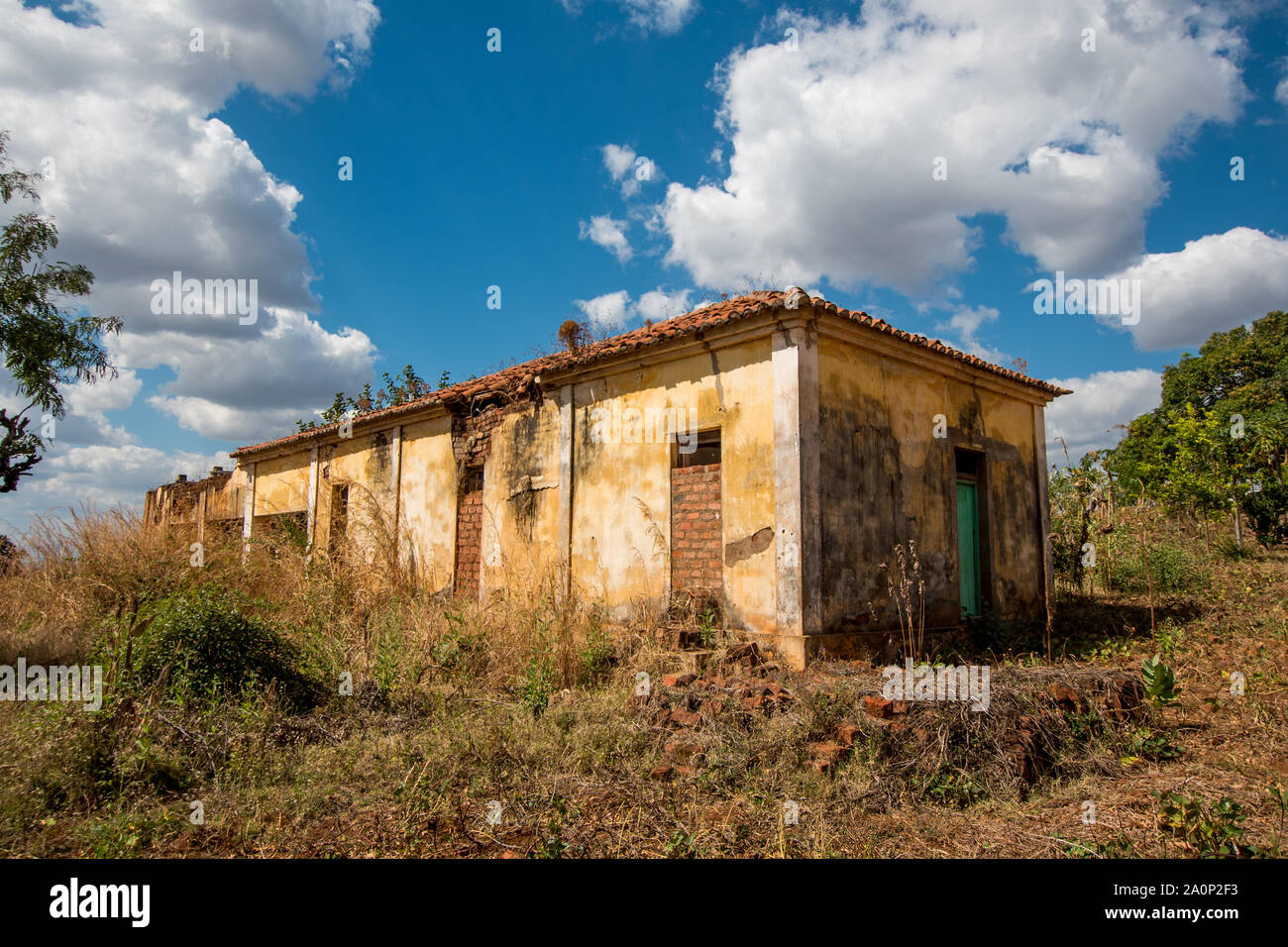 Une bâtisse, lors d'une journée ensoleillée en milieu rural au Mozambique, l'Afrique Banque D'Images
