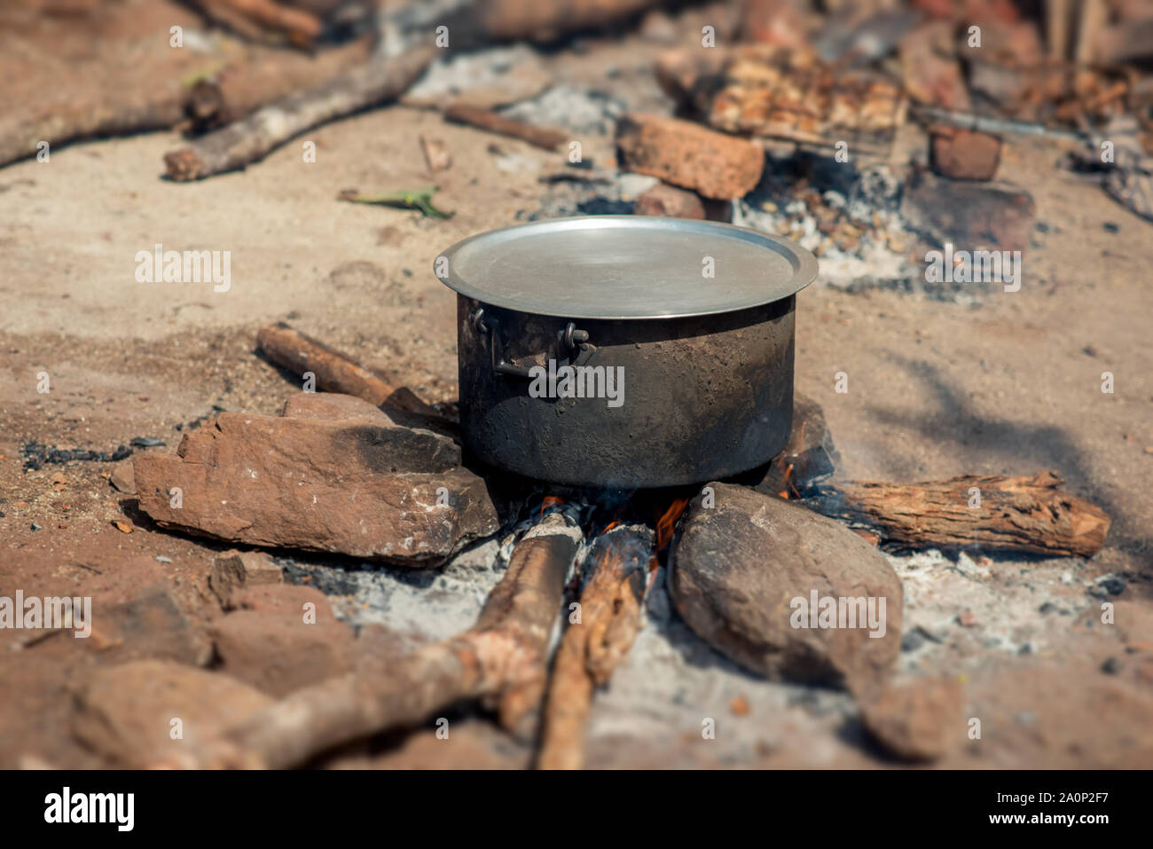 Une grande marmite en fonte sur un feu en milieu rural au Mozambique, l'Afrique Banque D'Images