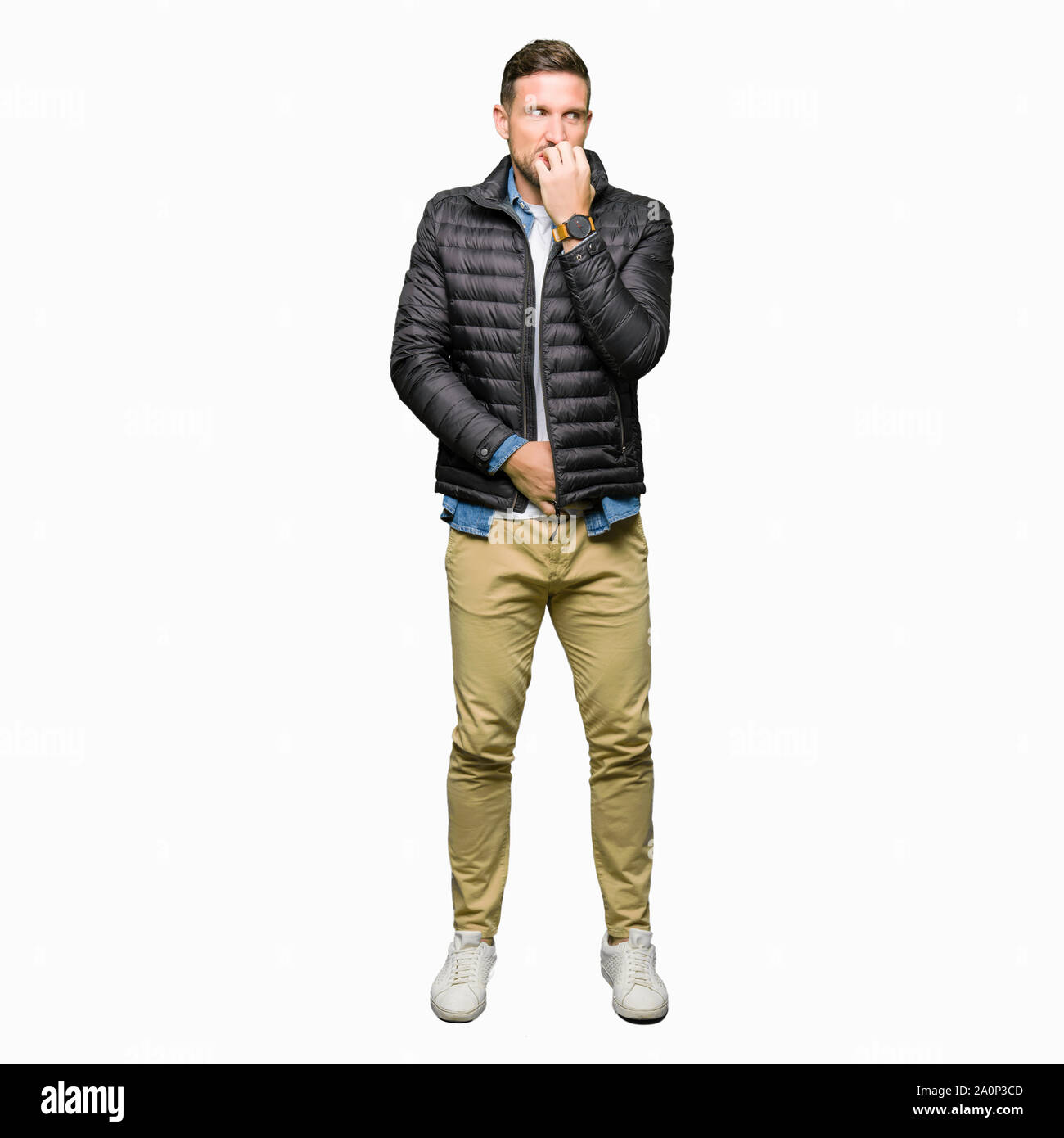 Handsome man wearing winter coat à souligné et nerveux avec les mains sur la bouche de mordre les ongles. Problème d'anxiété. Banque D'Images