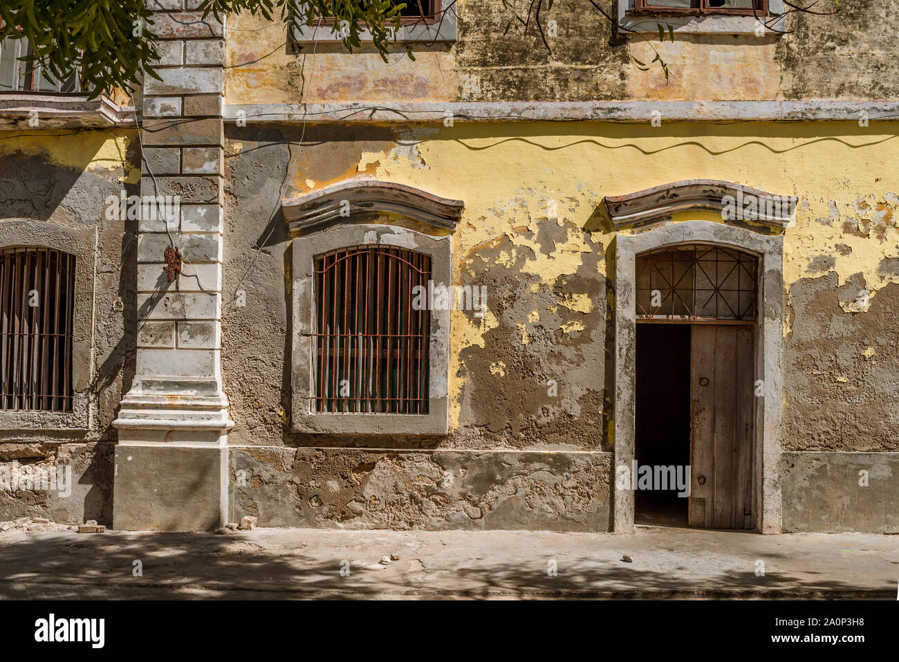Portes et fenêtres dans un mur jaune, sur un immeuble situé à l'île de Mozambique (Ilha de Mocambique) ville. La province de Nampula, Mozambiqu Banque D'Images