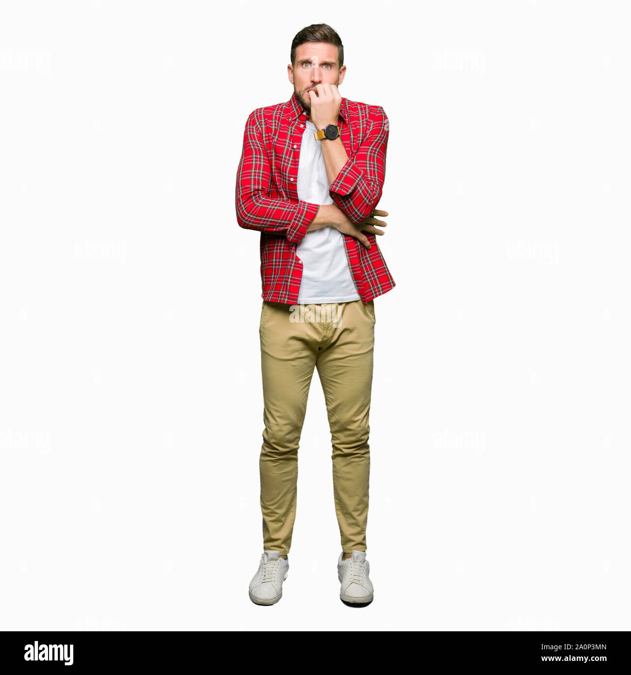 Bel homme portant chemise décontractée à souligné et nerveux avec les mains sur la bouche de mordre les ongles. Problème d'anxiété. Banque D'Images