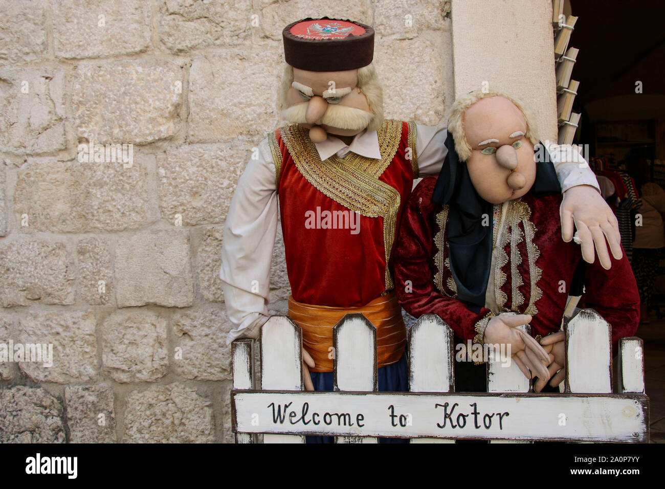 KOTOR, MONTÉNÉGRO- 13 juin 2019 : Poupées dans les vêtements nationaux anciens visiteurs bienvenue à Kotor, Monténégro. Banque D'Images