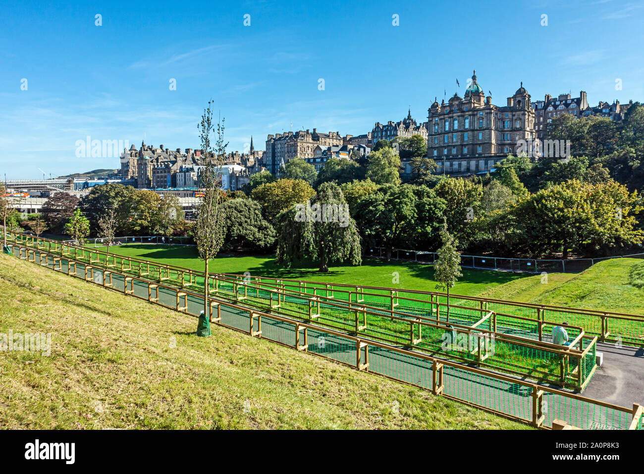 De nouveaux chemins d'accès pour handicapés dans les jardins de Princes Street east Edinburgh Scotland UK avec la Banque d'Écosse droit construction Banque D'Images