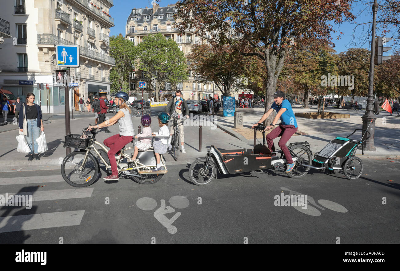 Les vélos-cargos SONT EN TRAIN DE CHANGER LE PAYSAGE URBAIN À PARIS Banque D'Images