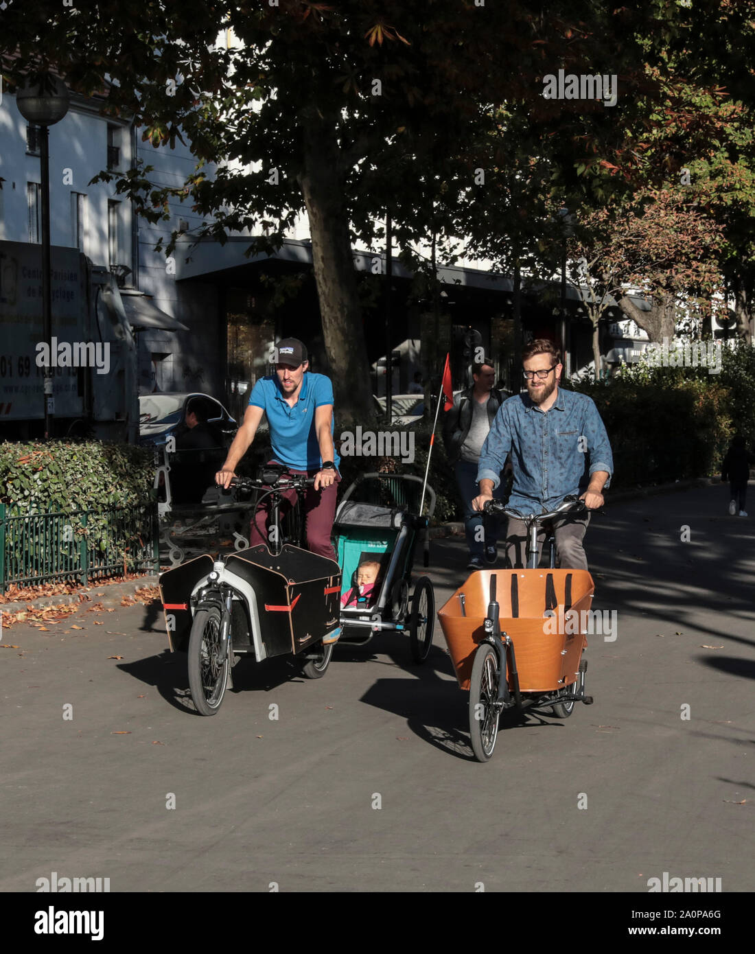 Les vélos-cargos SONT EN TRAIN DE CHANGER LE PAYSAGE URBAIN À PARIS Banque D'Images