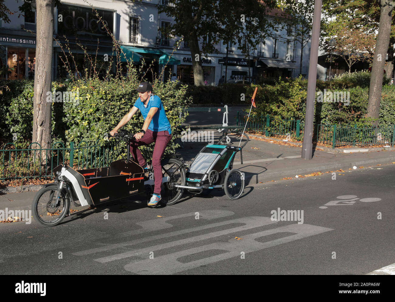 Les vélos-cargos SONT EN TRAIN DE CHANGER LE PAYSAGE URBAIN À PARIS Banque D'Images