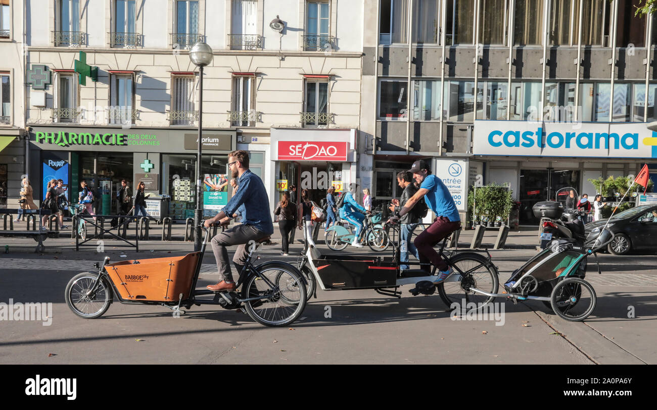 Les vélos-cargos SONT EN TRAIN DE CHANGER LE PAYSAGE URBAIN À PARIS Banque D'Images