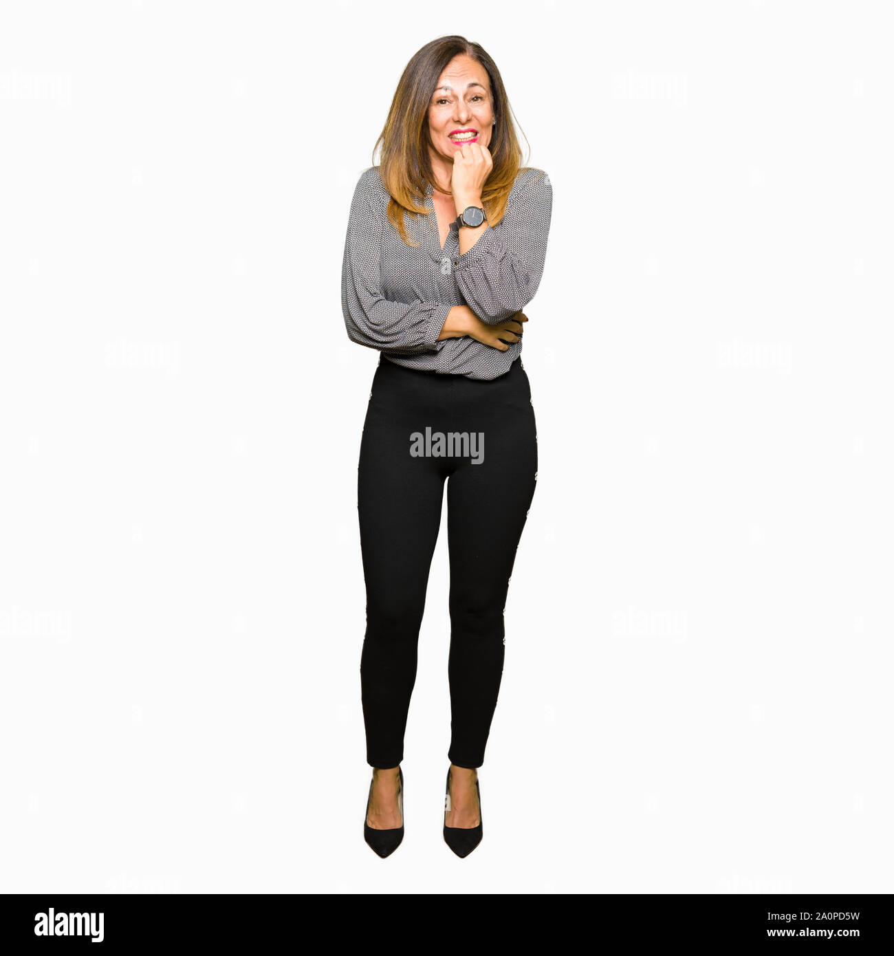 Belle femme d'affaires d'âge moyen à la recherche a souligné et nerveux avec les mains sur la bouche de mordre les ongles. Problème d'anxiété. Banque D'Images