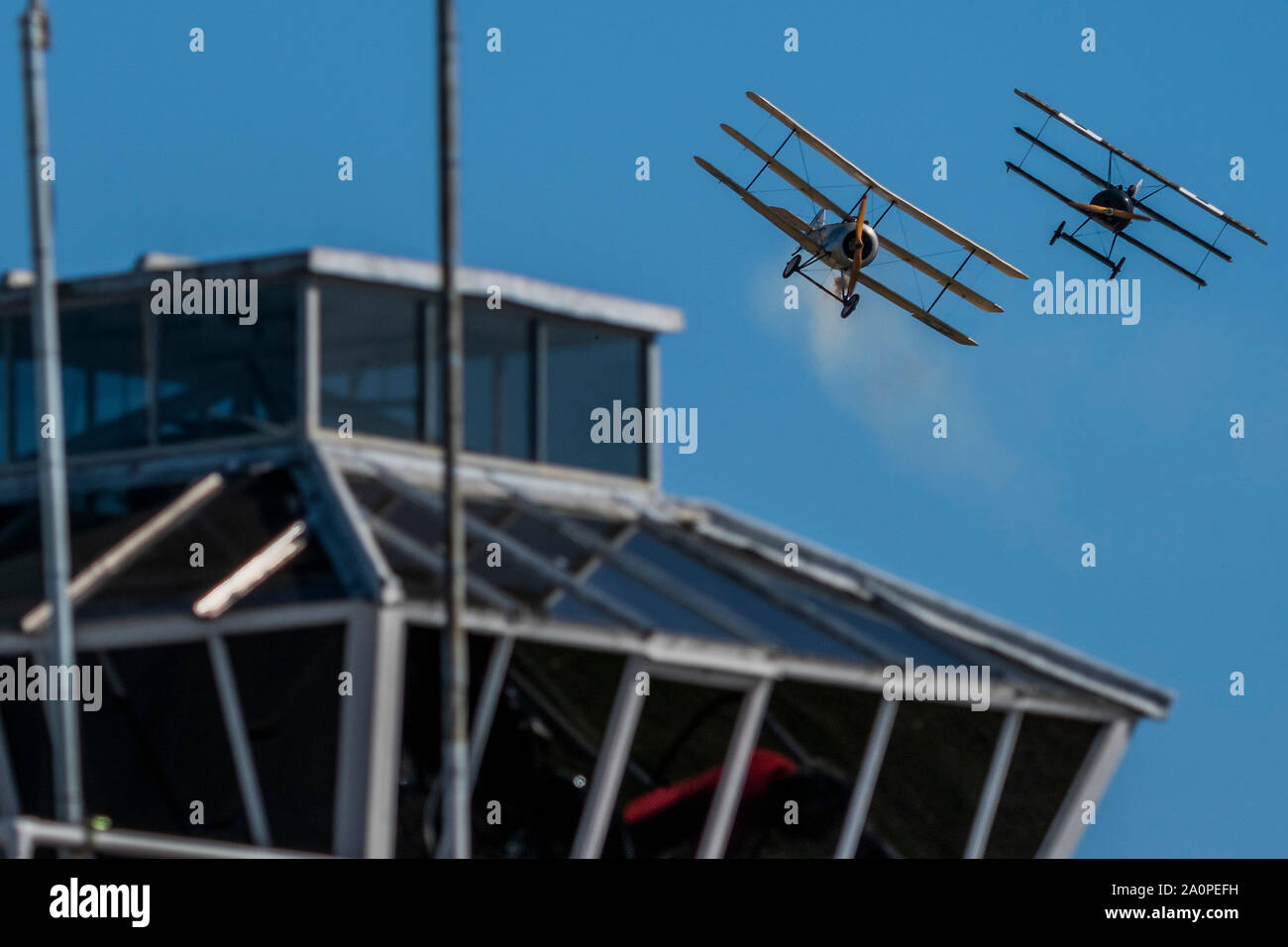 L'équipe de démonstration de la Grande Guerre Bremont Simuler un combat aérien dans la seconde guerre mondiale avions 1 réplique - Bataille d'Angleterre de Duxford Air Show à l'Imperial War Museum. Aussi commémorant le 50e anniversaire de la bataille d'Angleterre 1969 film. Il exécute le Samedi 21 & dimanche 22 septembre 2019 Crédit : Guy Bell/Alamy Live News Banque D'Images