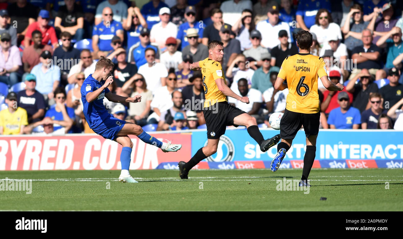 London UK 21 Septembre 2019 - Marcus Forss de l'AFC Wimbledon (à gauche) les incendies dans leur premier but au cours de la Sky Bet League un match de football entre l'AFC Wimbledon et Bristol Rovers au Cherry Red Records Stadium - usage éditorial uniquement. Pas de merchandising. Pour des images de football Premier League FA et restrictions s'appliquent inc. aucun internet/mobile l'usage sans licence FAPL - pour plus de détails Football Dataco contact . Crédit photo : Simon Dack TPI / Alamy Live News Banque D'Images