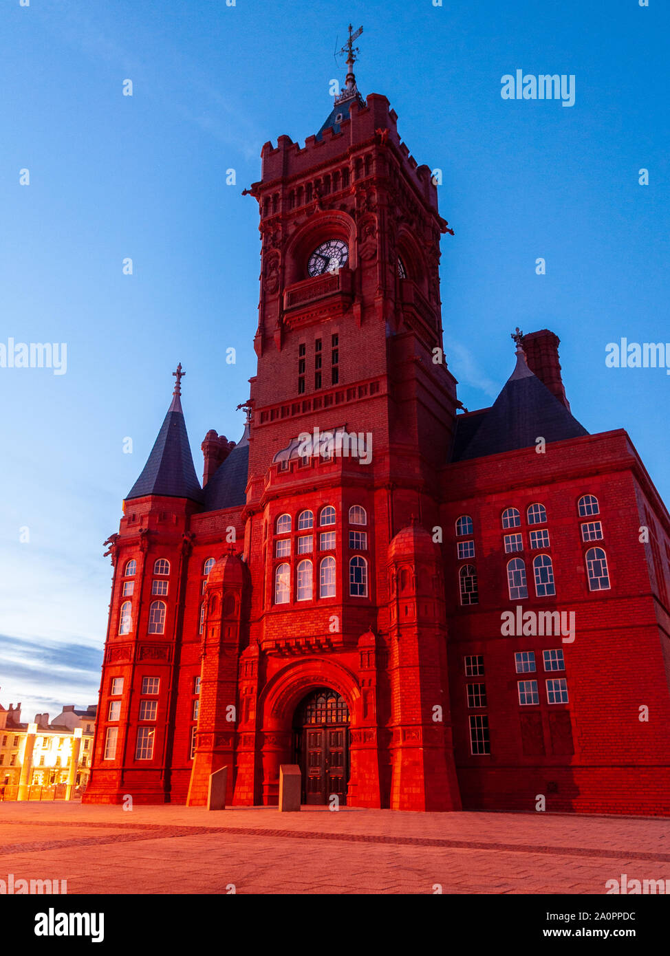 Cardiff, Wales, UK - 17 mars 2013 : Le soleil se couche derrière le monument Pierhead Building dans la baie de Cardiff. Banque D'Images