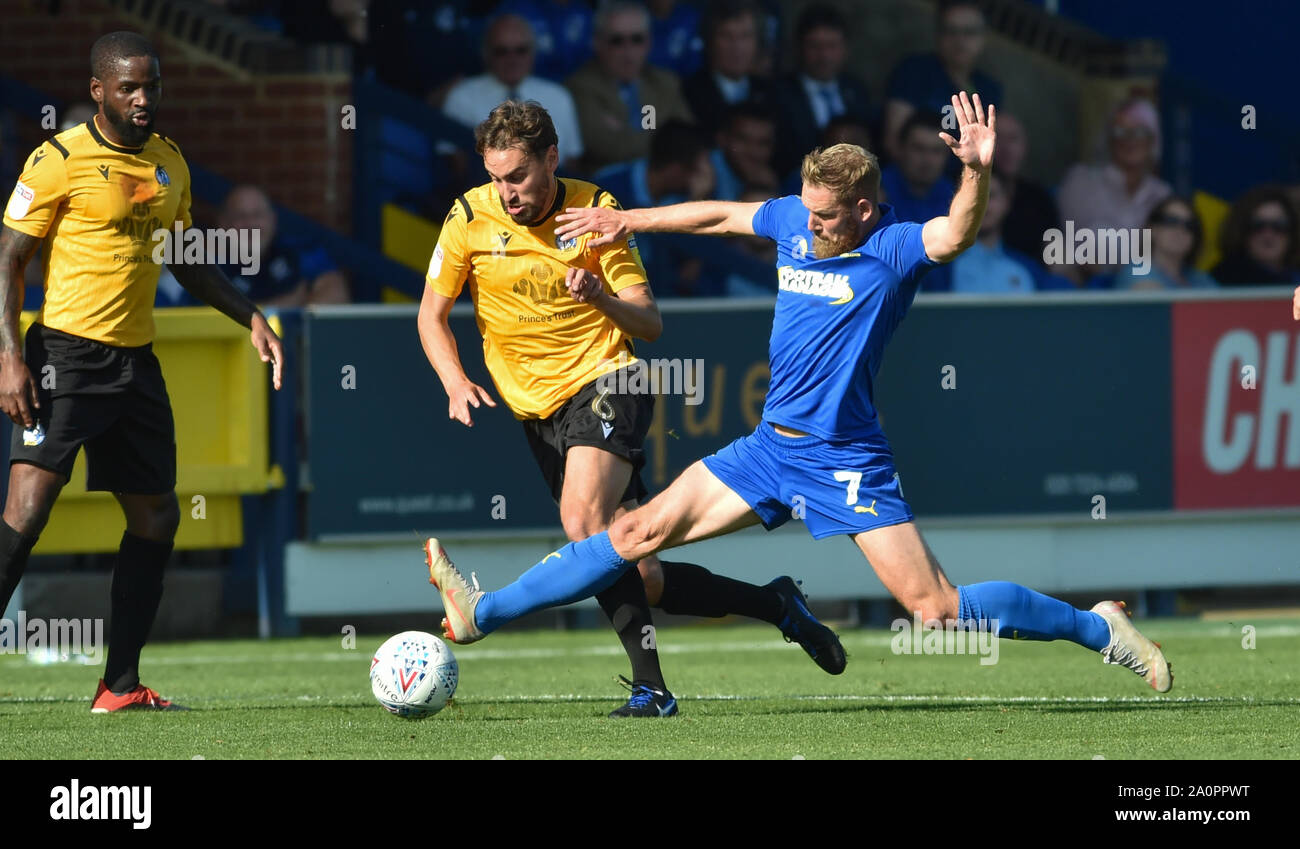 London UK 21 Septembre 2019 - Ed Upson de Bristol Rovers est abordé par Scott Wagstaff de l'AFC Wimbledon lors de la Sky Bet League un match de football entre l'AFC Wimbledon et Bristol Rovers au Cherry Red Records Stadium - usage éditorial uniquement. Pas de merchandising. Pour des images de football Premier League FA et restrictions s'appliquent inc. aucun internet/mobile l'usage sans licence FAPL - pour plus de détails contactez Football Dataco. Crédit photo : Simon Dack TPI / Alamy Live News Banque D'Images