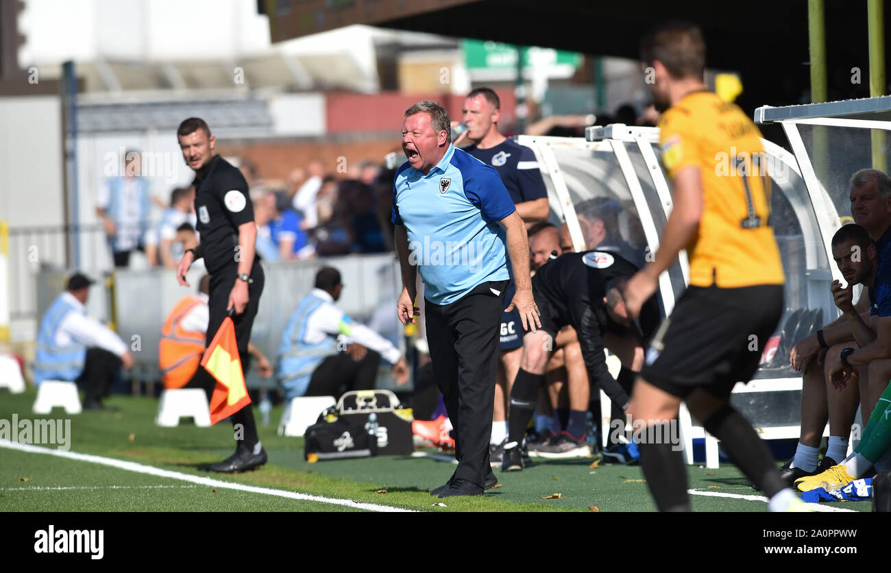 London UK 21 Septembre 2019 - L'AFC Wimbledon manager Wally Downes montre sa frustration sur la ligne de touche lors de la Sky Bet League un match de football entre l'AFC Wimbledon et Bristol Rovers au Cherry Red Records Stadium - usage éditorial uniquement. Pas de merchandising. Pour des images de football Premier League FA et restrictions s'appliquent inc. aucun internet/mobile l'usage sans licence FAPL - pour plus de détails contactez Football Dataco. Crédit photo : Simon Dack TPI / Alamy Live News Banque D'Images