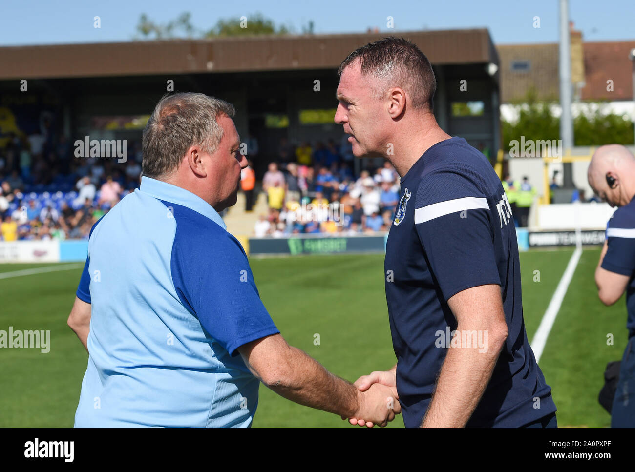 London UK 21 Septembre 2019 - L'AFC Wimbledon manager Wally Downes (à gauche) avec la Nouvelle-Zélande manager Graham Coughlan durant la Sky Bet League un match de football entre l'AFC Wimbledon et Bristol Rovers au Cherry Red Records Stadium - usage éditorial uniquement. Pas de merchandising. Pour des images de football Premier League FA et restrictions s'appliquent inc. aucun internet/mobile l'usage sans licence FAPL - pour plus de détails Football Dataco contact . Crédit photo : Simon Dack TPI / Alamy Live News Banque D'Images