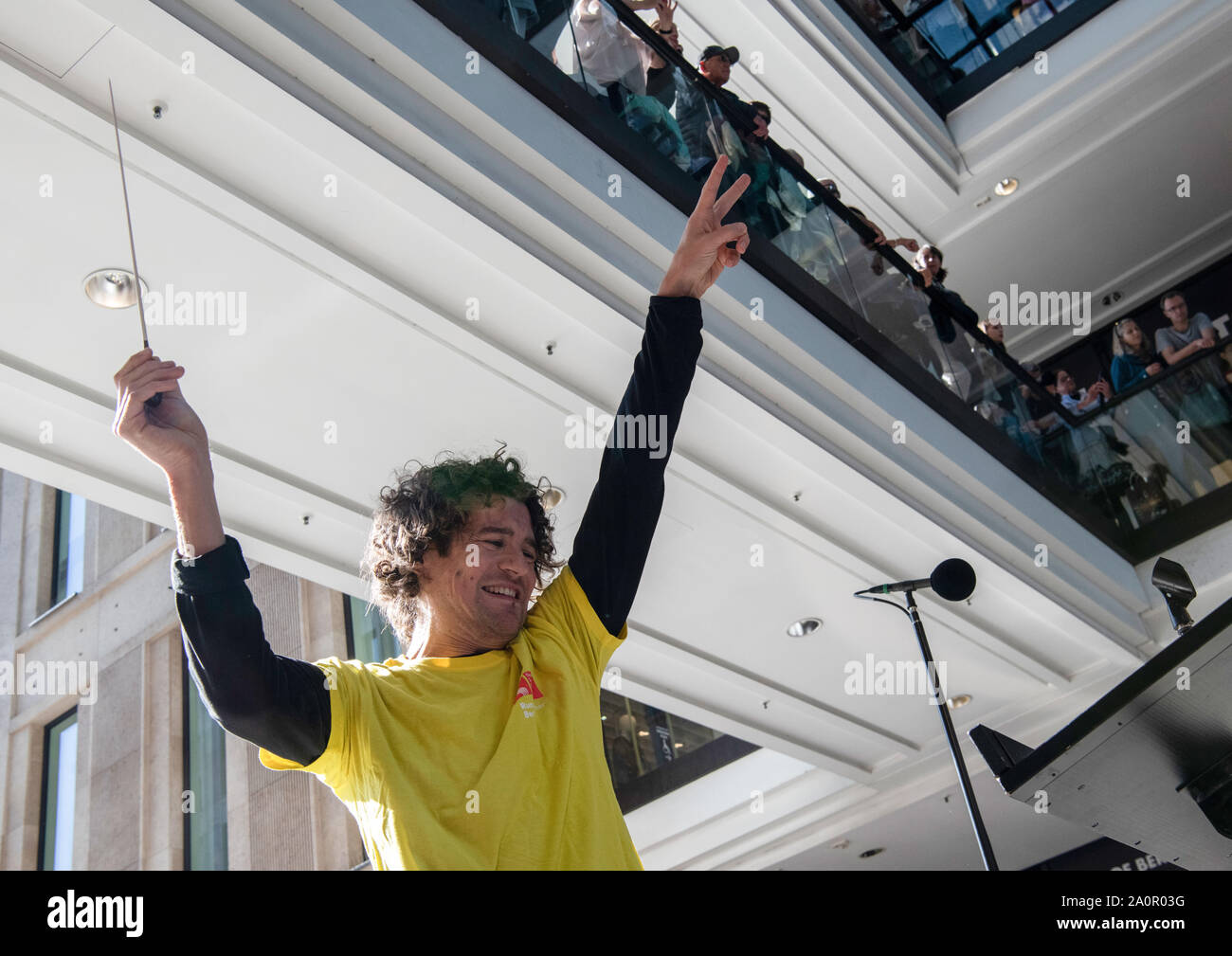 Berlin, Allemagne. Sep 21, 2019. Robin Ticciati, premier chef du Deutsches Symphonie-Orchester Berlin, mène les participants de la 'Symphonic Mob', le plus grand de Berlin orchestre spontané avec chœur, dans le centre commercial de Berlin. Crédit : Paul Zinken/dpa/Alamy Live News Banque D'Images