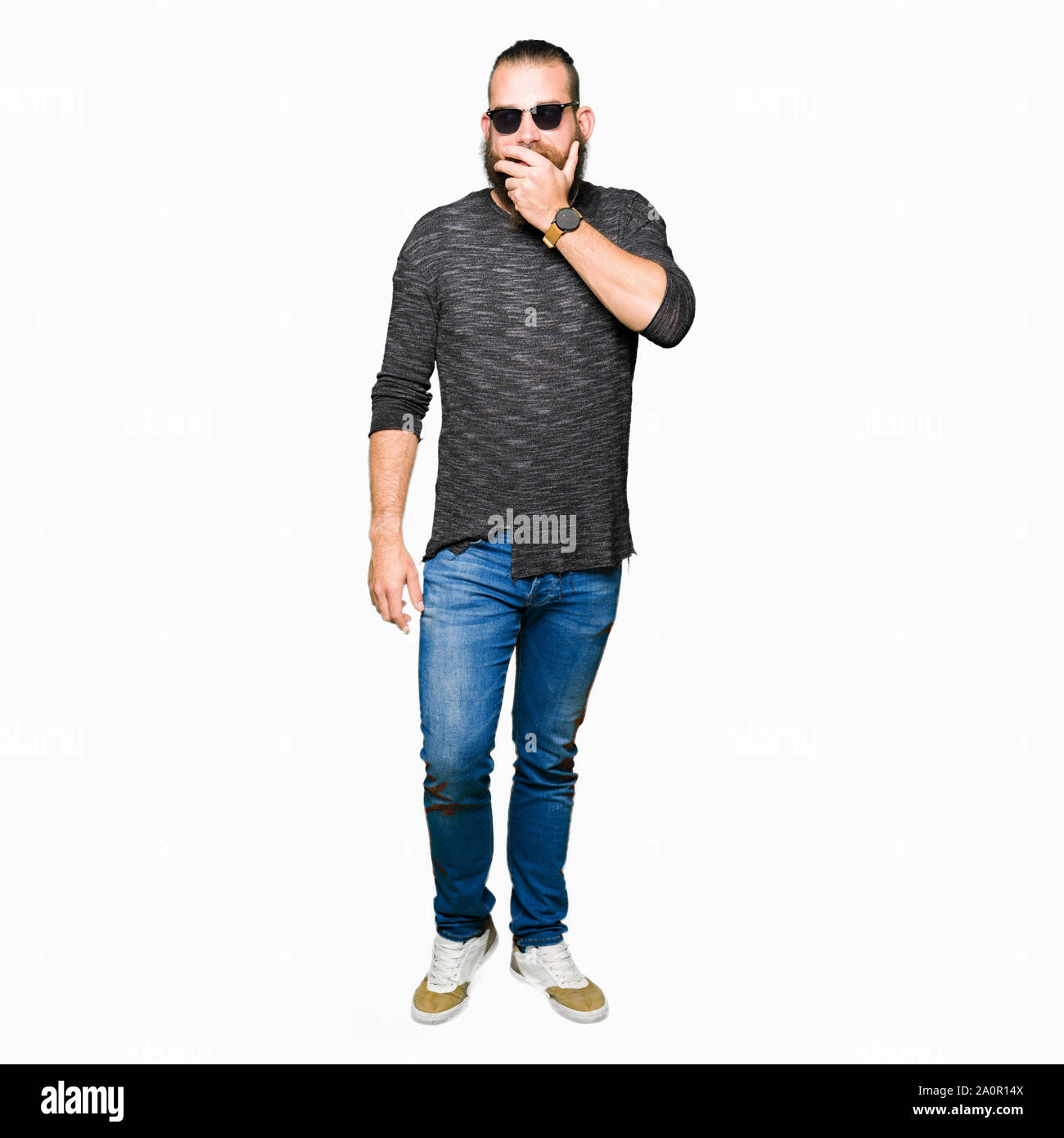 Jeune homme portant des lunettes de hipster à souligné et nerveux avec les mains sur la bouche de mordre les ongles. Problème d'anxiété. Banque D'Images