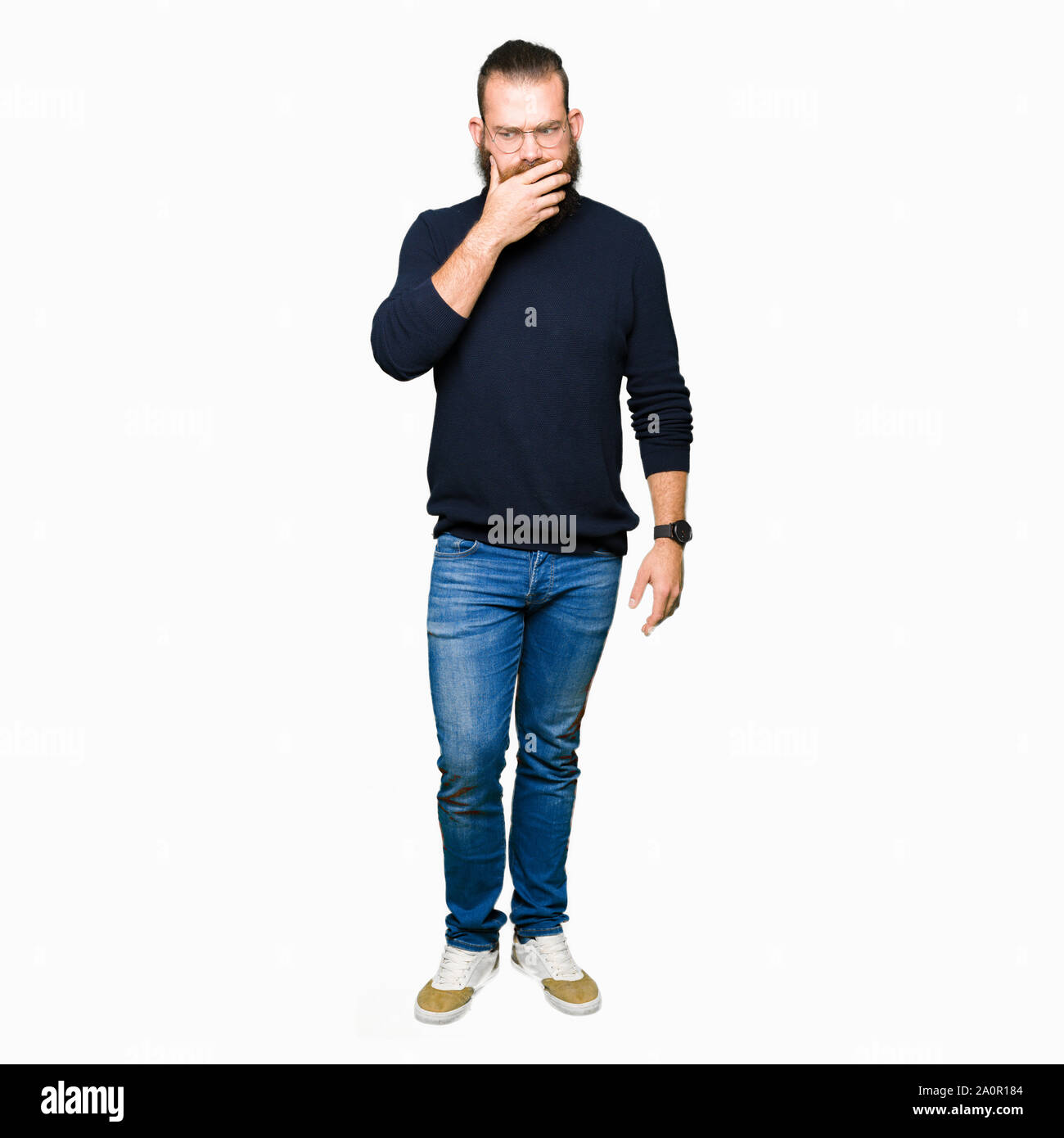 Jeune homme portant des lunettes et pull à col roulé a souligné et nerveux avec les mains sur la bouche de mordre les ongles. Problème d'anxiété. Banque D'Images