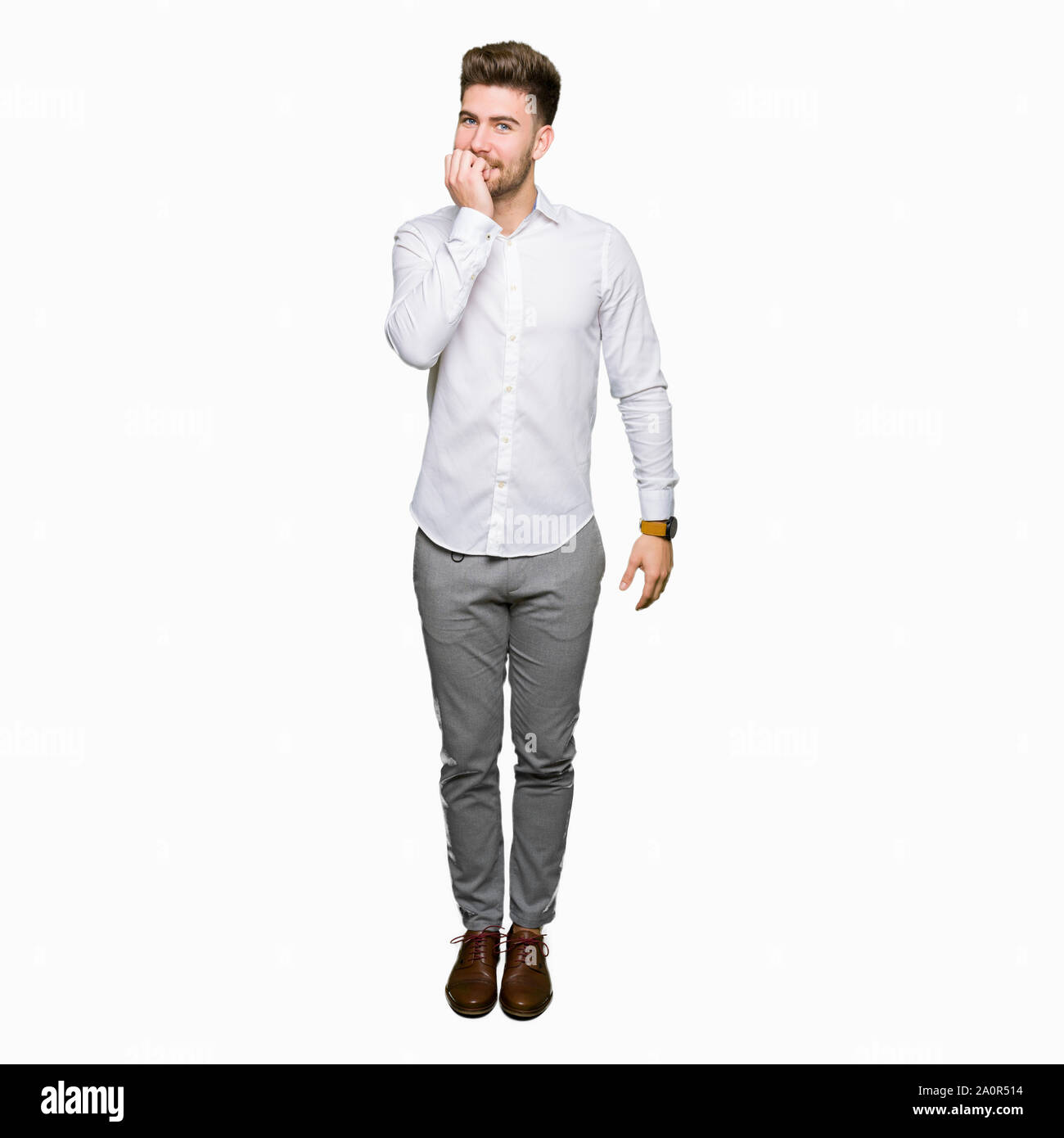 Beau jeune homme d'affaires à la recherche a souligné et nerveux avec les mains sur la bouche de mordre les ongles. Problème d'anxiété. Banque D'Images