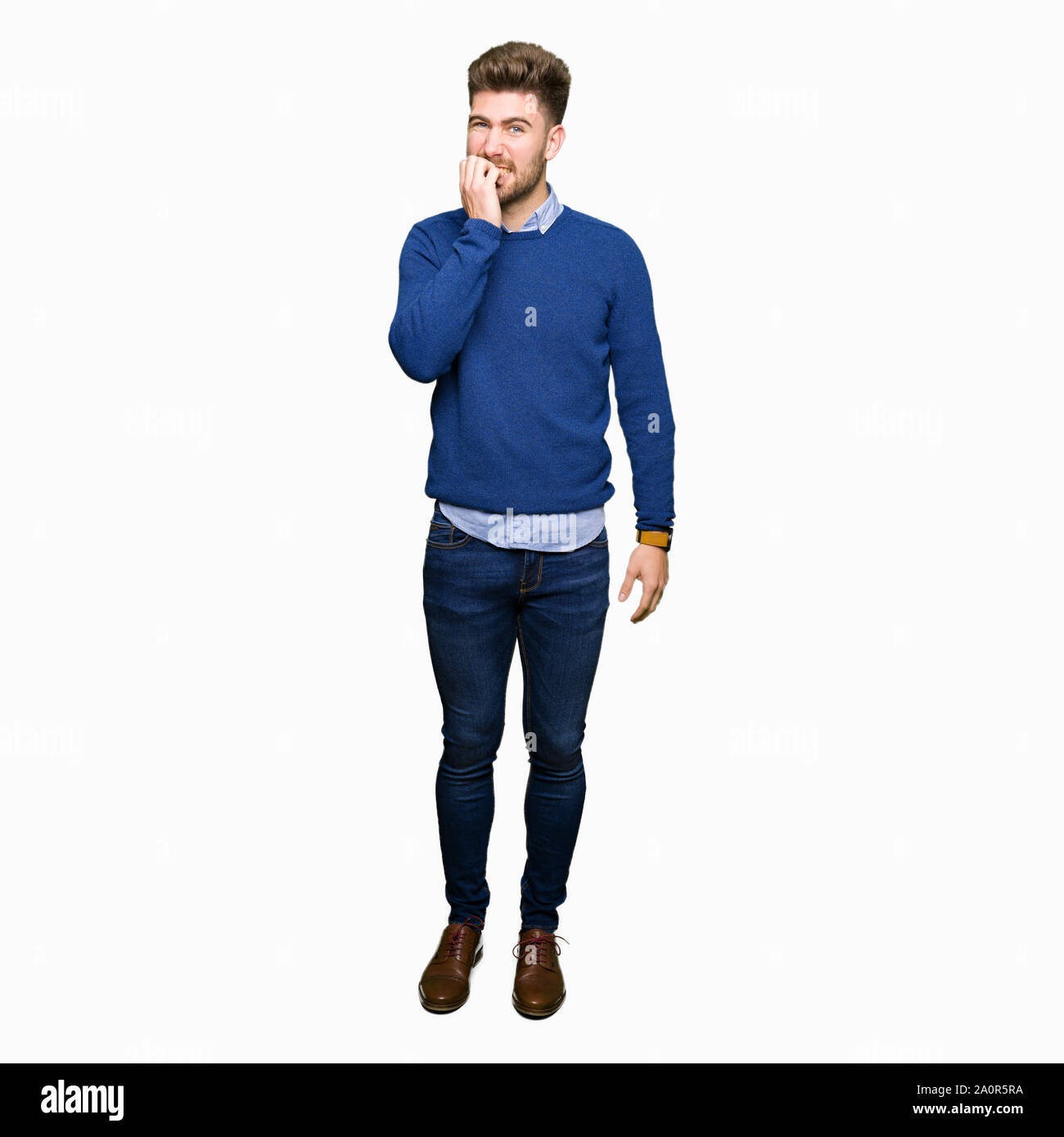 Beau jeune homme d'affaires à la recherche a souligné et nerveux avec les mains sur la bouche de mordre les ongles. Problème d'anxiété. Banque D'Images