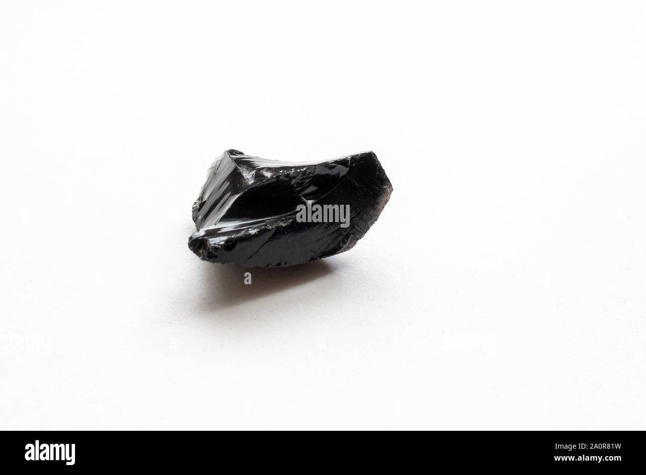 L'obsidienne sur fond blanc Banque D'Images