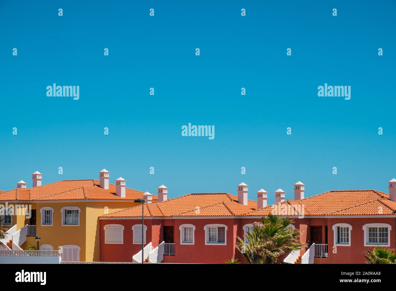 Appartement coloré des maisons avec ciel bleu - copie espace extérieur immobilier Banque D'Images