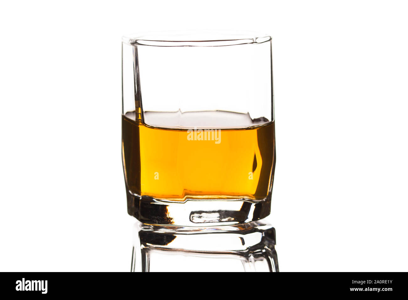 Verre de whisky écossais isolated on white Banque D'Images