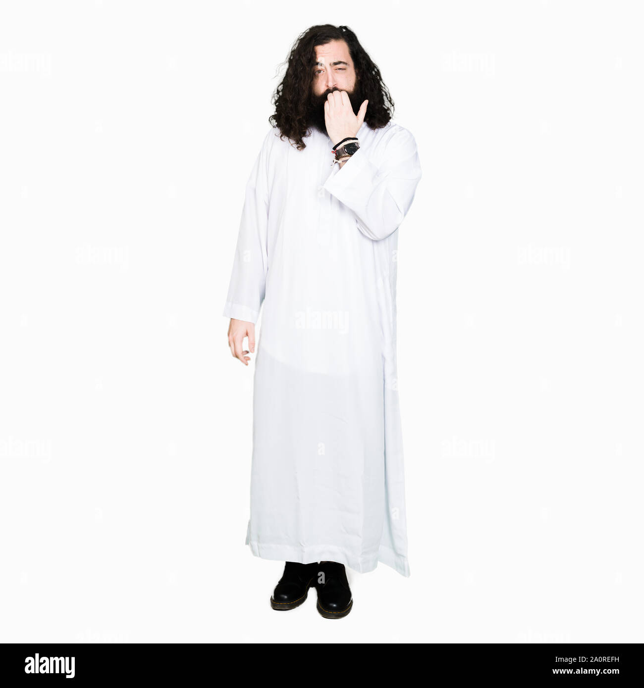 Homme portant un costume à Jésus Christ a souligné et nerveux avec les mains sur la bouche de mordre les ongles. Problème d'anxiété. Banque D'Images