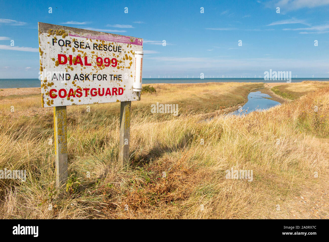 Un panneau près de Hastings sur la côte du Kent à la fin de l'été attention de marées dangereuses à composer le 999 et demander les garde-côtes Banque D'Images