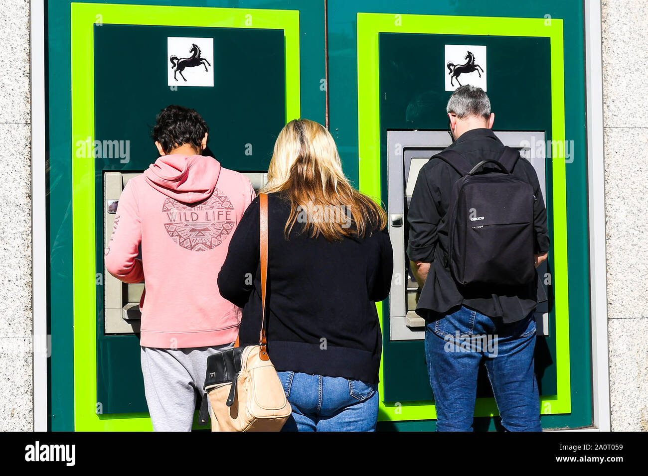 21 septembre 2019, Londres, Royaume-Uni : les personnes sont considérées à l'aide de la Lloyds Bank's machine ATM dans le centre de Londres. La Lloyds Bank plc est une banque commerciale et de détail britannique ayant des succursales à travers l'Angleterre et au Pays de Galles. (Crédit Image : © Dinendra Haria/SOPA des images à l'aide de Zuma sur le fil) Banque D'Images