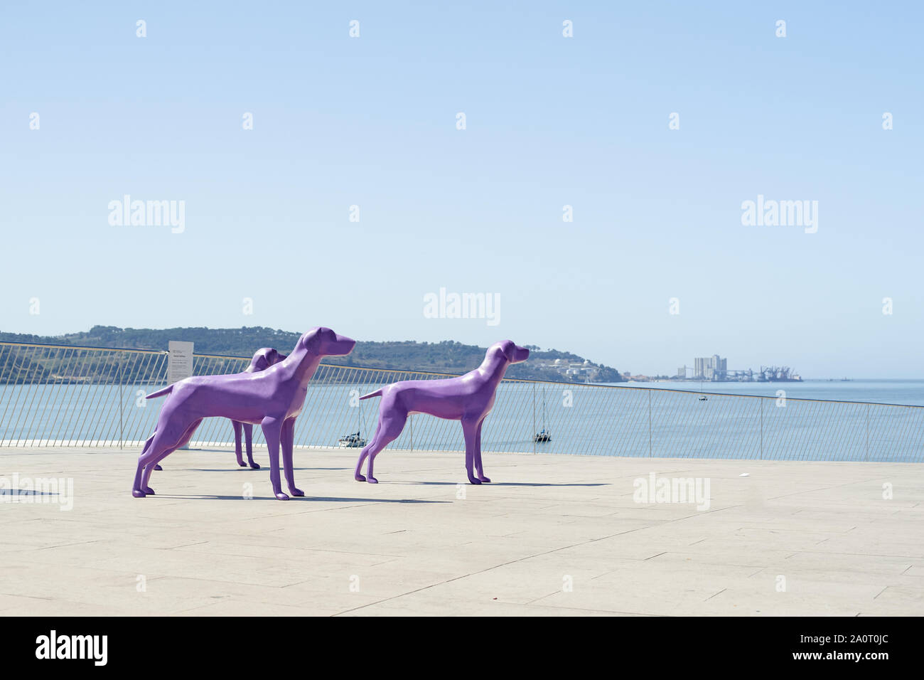 Lisbonne, Portugal - 1 septembre 2019 : groupe de sculptures en haut du musée d'art et de la technologie MAAT à Lisbonne. L'architecture créative moderne Banque D'Images