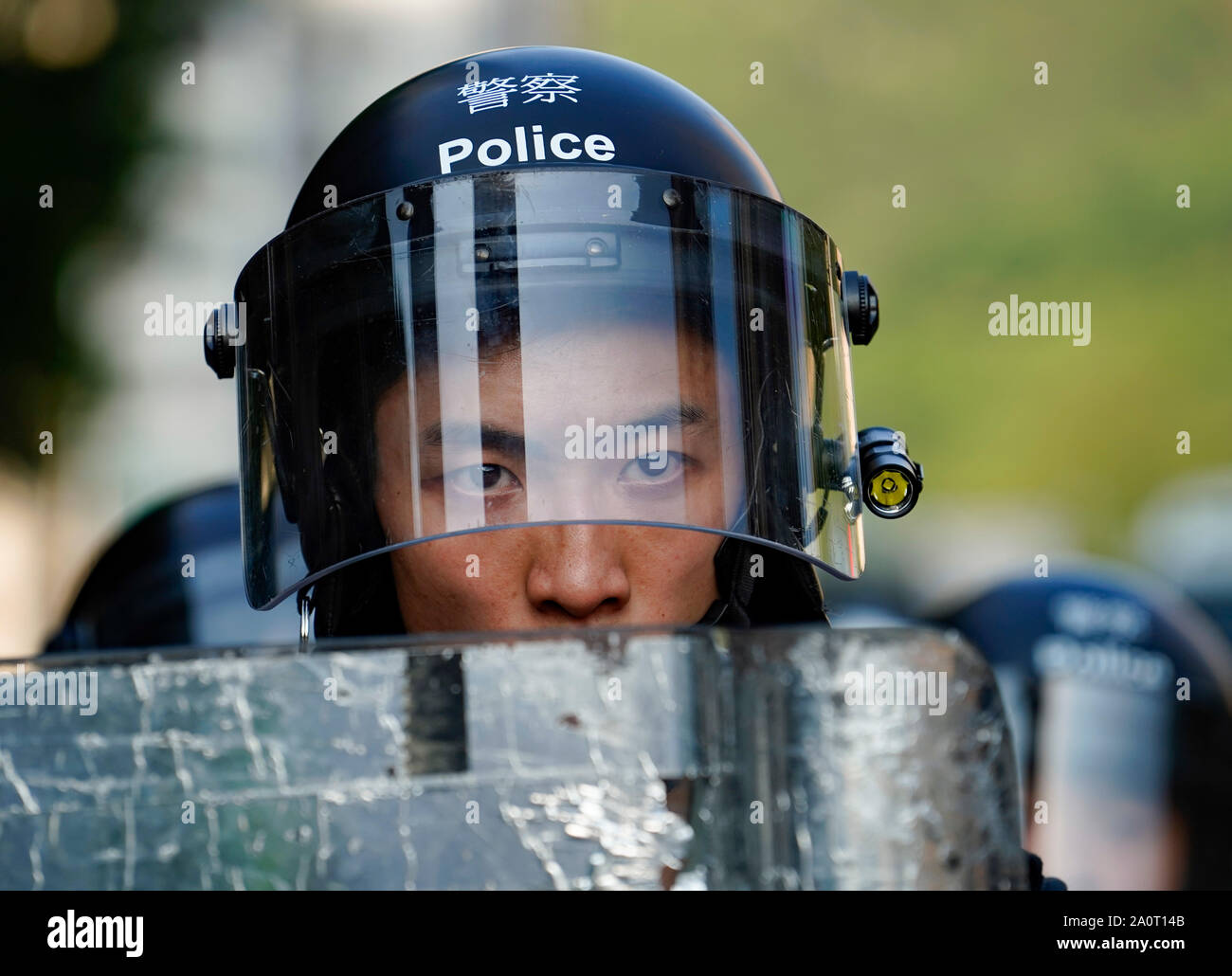 Tuen Mun, Hong Kong. 22 Sep, 2019. Démonstration de la démocratie Pro et mars à Tuen Mun à Hong Kong. Les manifestants qui protestaient contre le harcèlement par les sections de la communauté Pékin pro. Mars avait largement pacifique, plusieurs incidents violents avec la police à l'aide de gaz lacrymogènes. Plusieurs arrestations ont été effectuées. Sur la photo ; émeute policier. Credit : Iain Masterton/Alamy Live News Banque D'Images