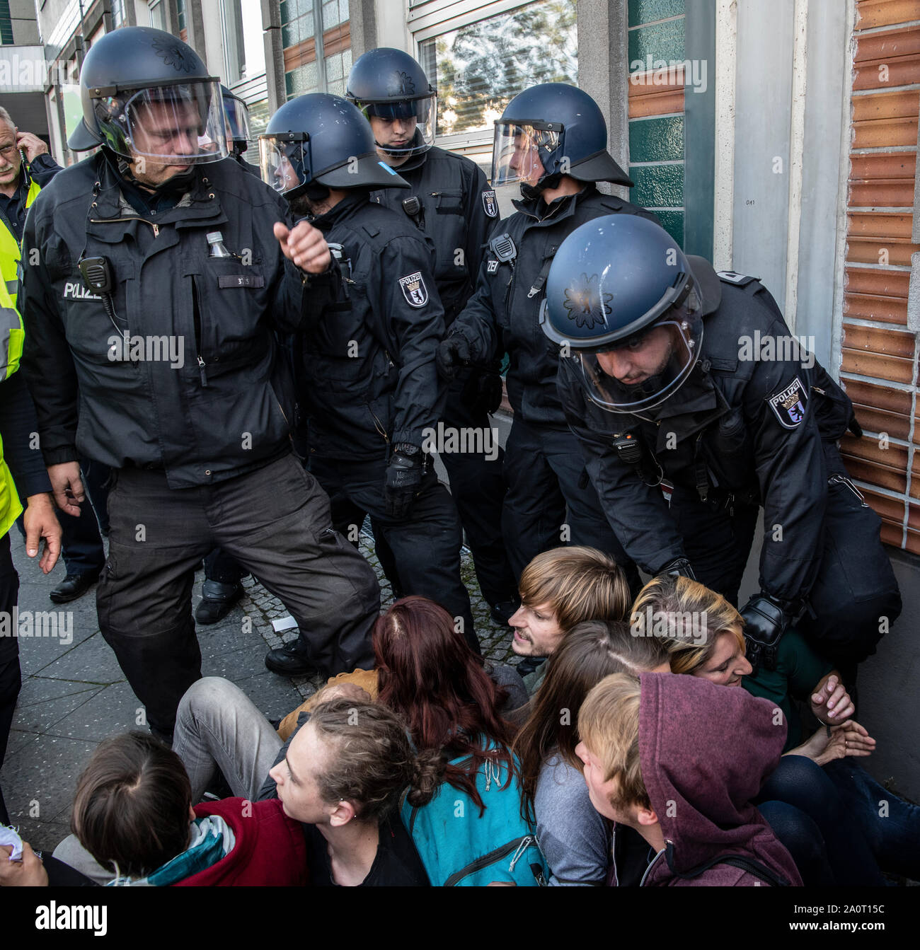 Berlin, Allemagne. Sep 21, 2019. Contre-manifestants ont cessé de la soi-disant 'marche pour la vie' avec un blocus. Selon l'organisateur, l'association Bundesverband Lebensrecht, l'Église catholique, ainsi que les médecins et les associations d'avocats ont participé à la 'Marche pour la Vie'. Des centaines de personnes ont manifesté à Berlin-Mitte contre la manifestation de militants anti-avortement. Crédit : Paul Zinken/dpa/Alamy Live News Banque D'Images