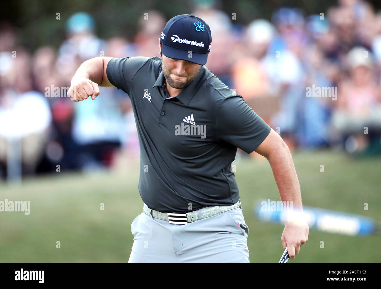 Jon l'Espagne célèbre les 18 Rahm pendant trois jours de la BMW PGA Championship à Wentworth Golf Club, Surrey. Banque D'Images